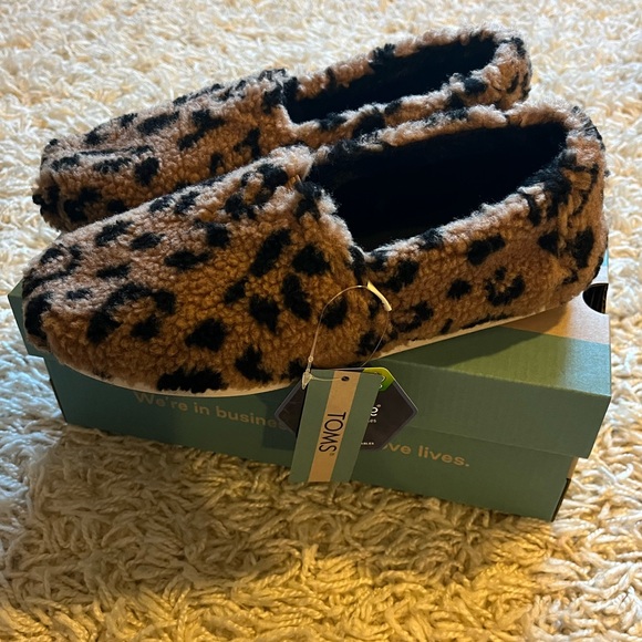 Toms Shoes - NWT TOMS 🖤🐆